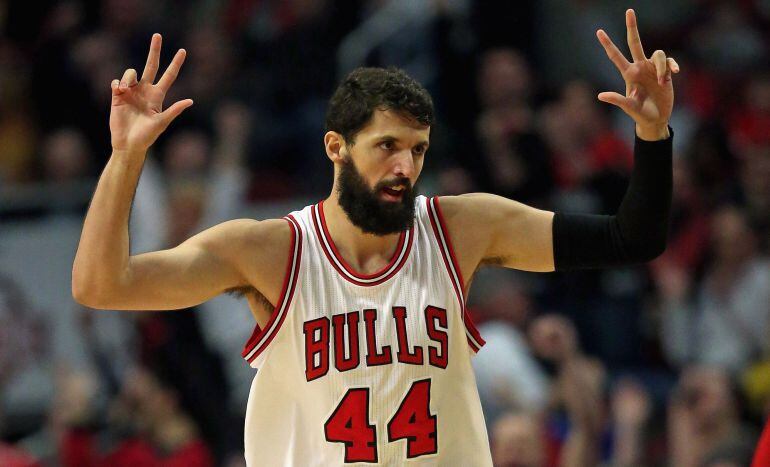 Mirotic celebra un triple durante un partido