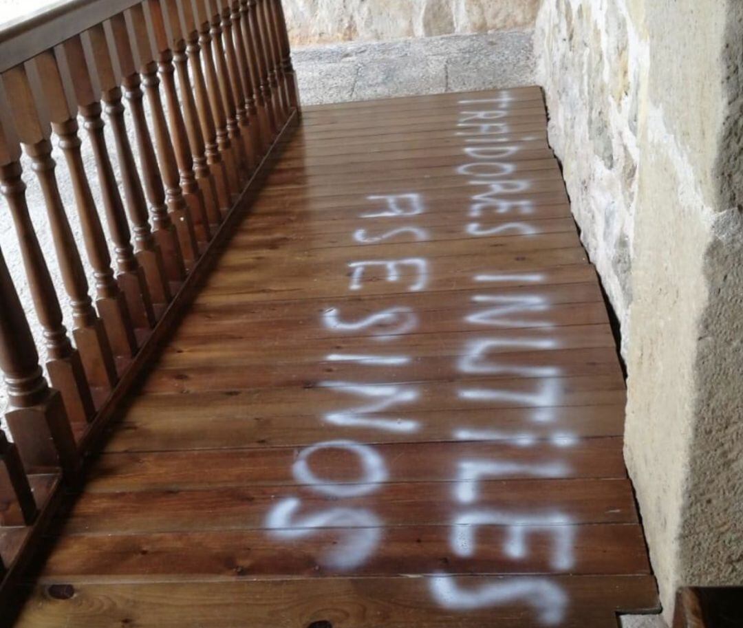 Pintada en la entrada al Ayuntamiento