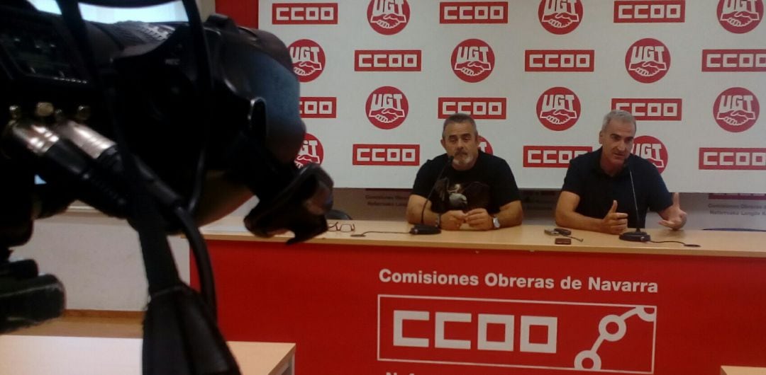 Los responsables de CCOO y UGT en la fábrica de VW Navarra, Eugenio Duque y Alfredo Morales, durante la rueda de prensa conjunta que han ofrecido al día siguiente de conocerse que habrá un tercer modelo para la planta navarra.