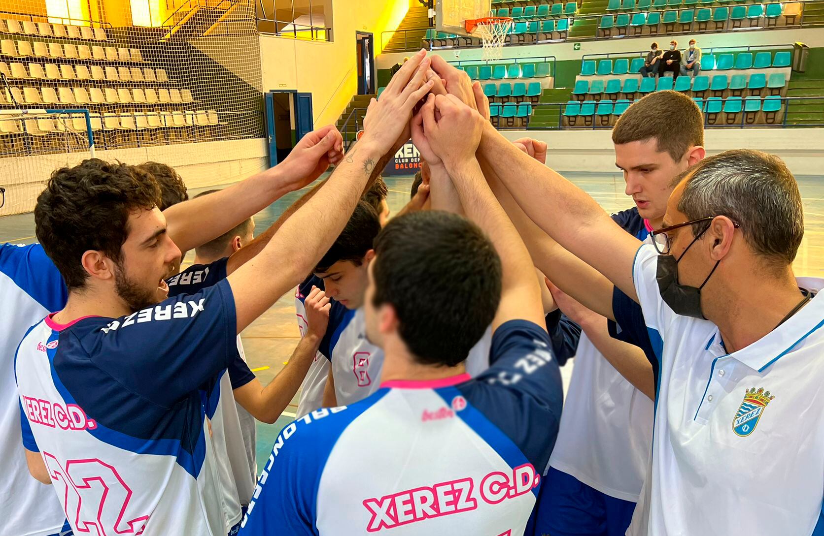 Jugadores del Xerez CD de Baloncesto en el Ruiz Mateos