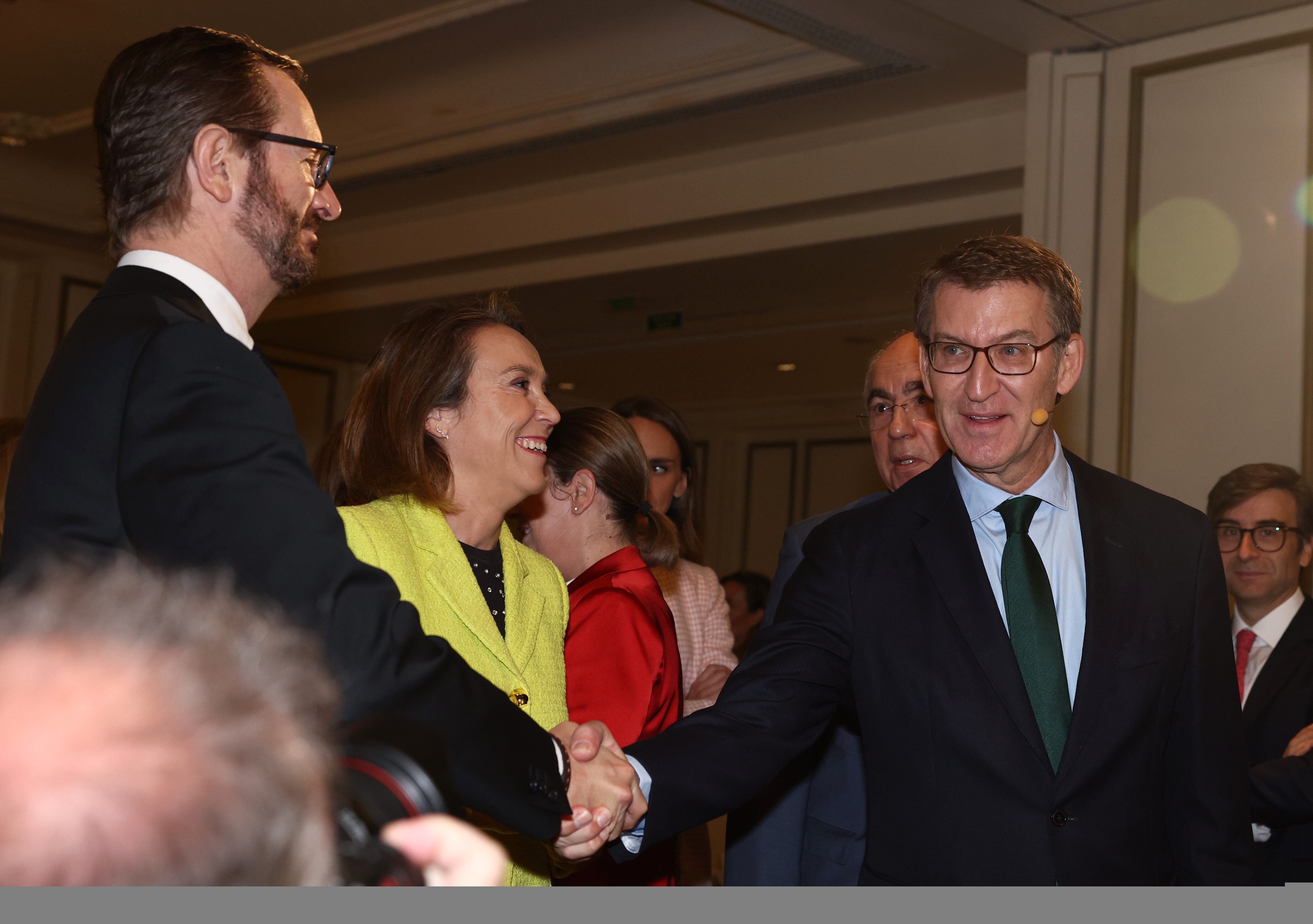 El presidente del PP, Alberto Núñez Feijóo, junto a Cuca Gamarra y Javier Maroto, en un desayuno informativo organizado por &#039;El Mundo&#039;.