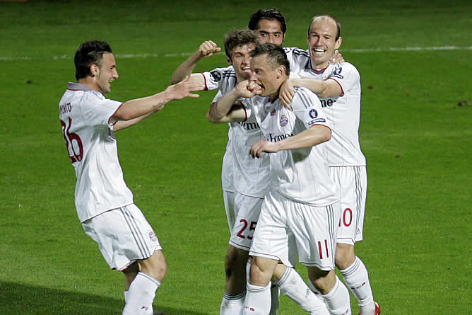 Los jugadores del Bayern celebran uno de los tres goles de Olic