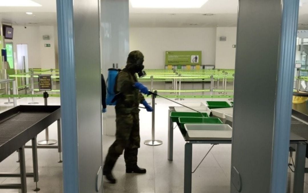 Els treballadors d'AENA agraeixen la tasca dels militars desinfectant l'aeroport, però creuen que caldran més actuacions. 