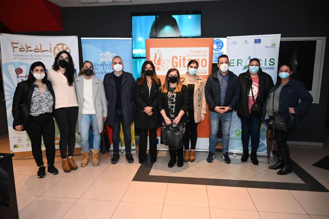 Representantes municipales y de colectivos en la celebración del Día de los Gitanos Andaluces en Linares.