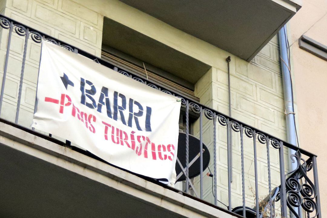 Cartell contra els pisos turístics a la Rambla de Girona