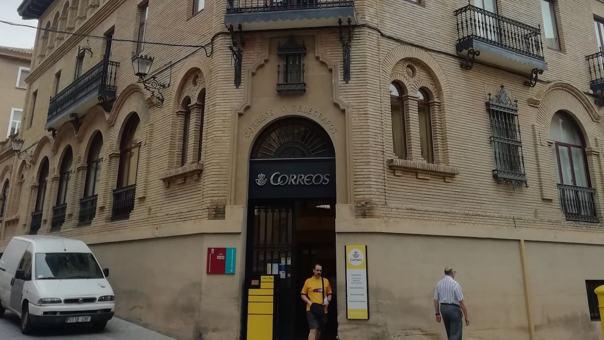 La oficina principal de Correos en Huesca ofrece a sus clientes el servicio de Cita Previa
