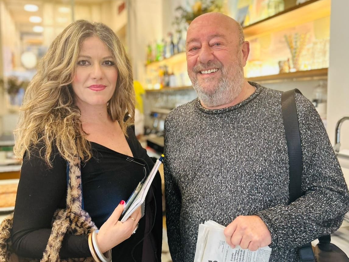 El maestro, cineasta y productor onubense Juan Labrador y Ana Gil, periodista de la Cadena SER de Huelva