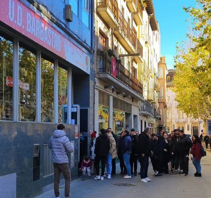 Los aficionados haciendo cola para comprar las entradas para el Barbastro - FC Barcelona