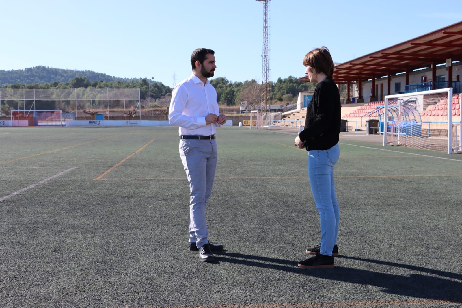 Samuel Falomir, alcalde de l´Alcora y Amparo Segura, concejala de Deportes en el campo de fútbol &quot;El Saltador&quot;