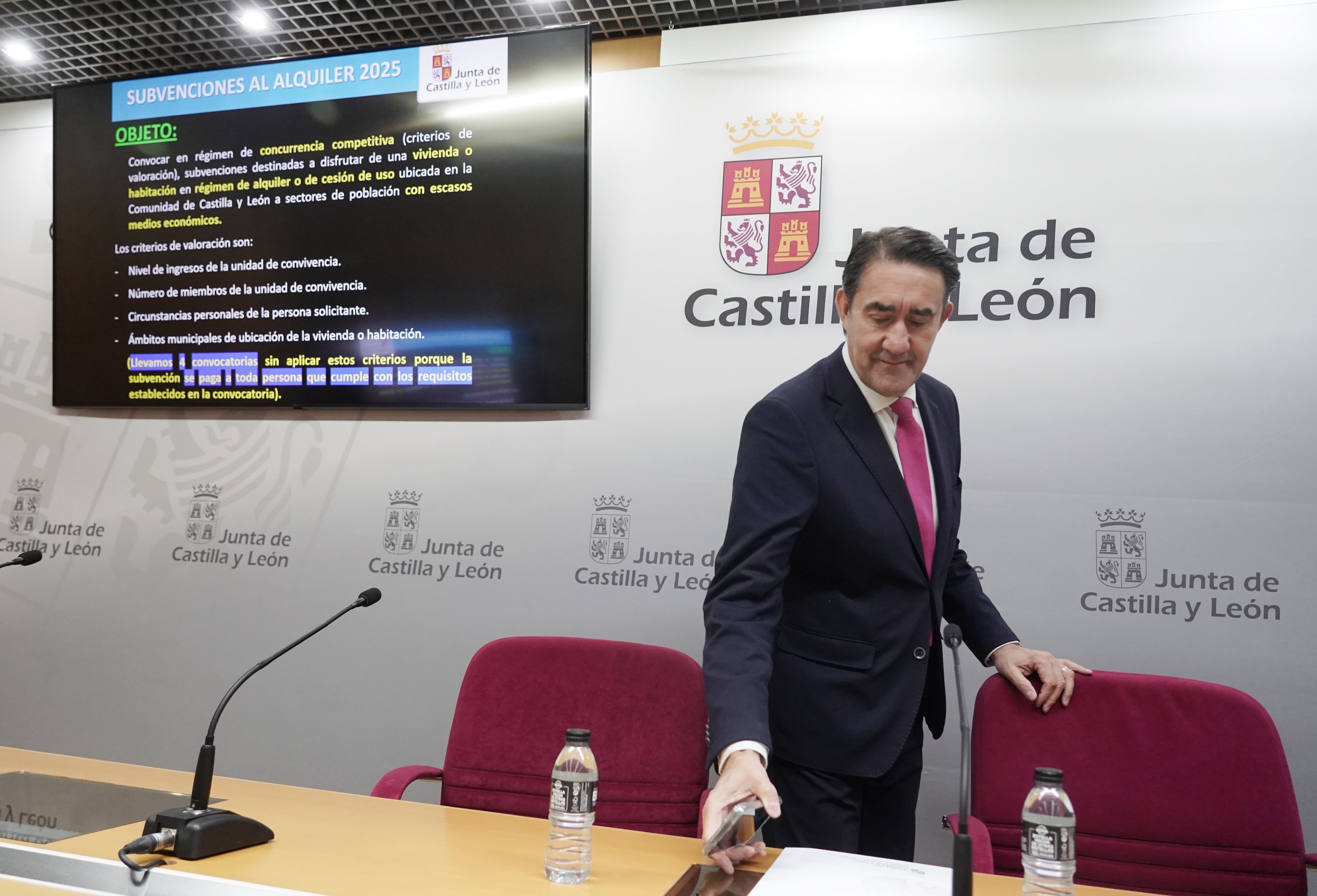 El consejero de Medio Ambiente, Vivienda y Ordenación del Territorio, Juan Carlos Suárez-Quiñones, presenta la convocatoria de las ayudas al alquiler y a la accesibilidad