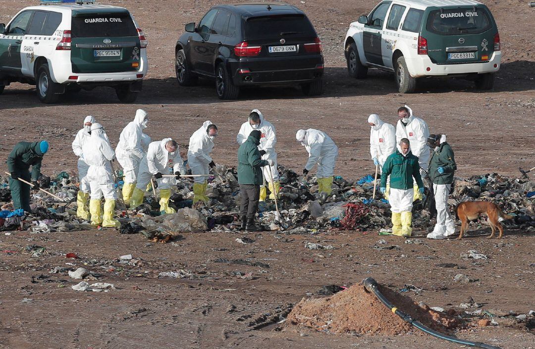 Especialistas buscando el cuerpo de Marta Calvo en el vertedero de Dos Aguas (València)
