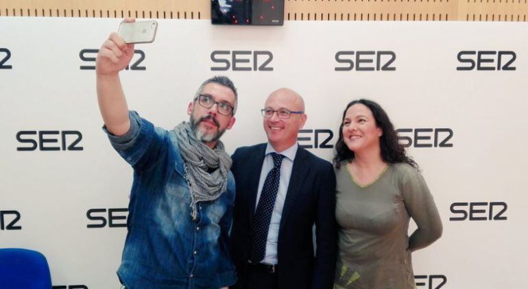 Paco Sánchez, Juan Hernández, consejero de Desarrollo Económico, Turismo y Empleo, y Maica Sánchez, instantes antes de entrar en antena.