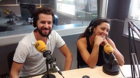 Dos dels actors de The Hole als estudis de SER Tarragona.