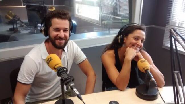 Dos dels actors de The Hole als estudis de SER Tarragona.