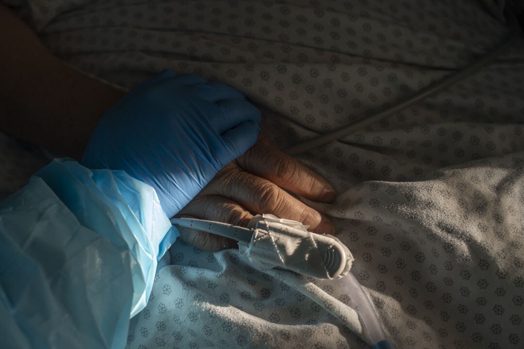 Personal sanitario cuida de un paciente de COVID-19 ingresado en la UCI.