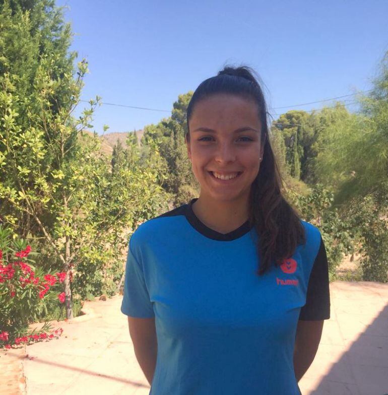 Andrea Sáez llega para reforzar la primera línea del equipo entrenado por Mateo