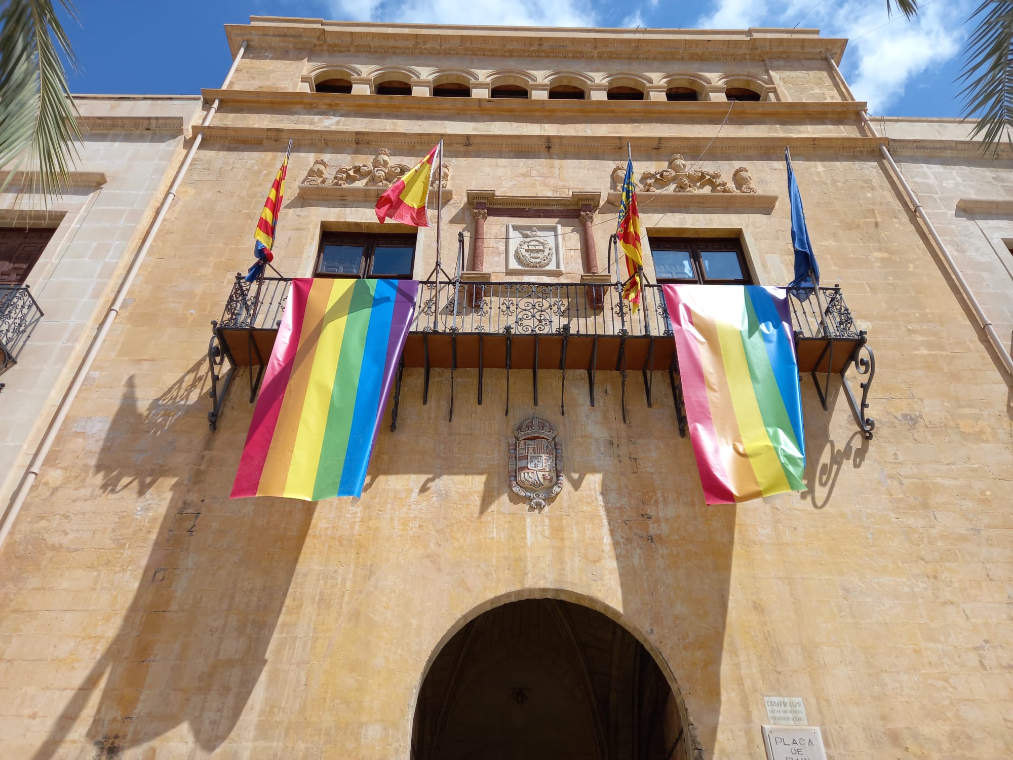 El Ayuntamiento de Elche con Banderas LGTBI