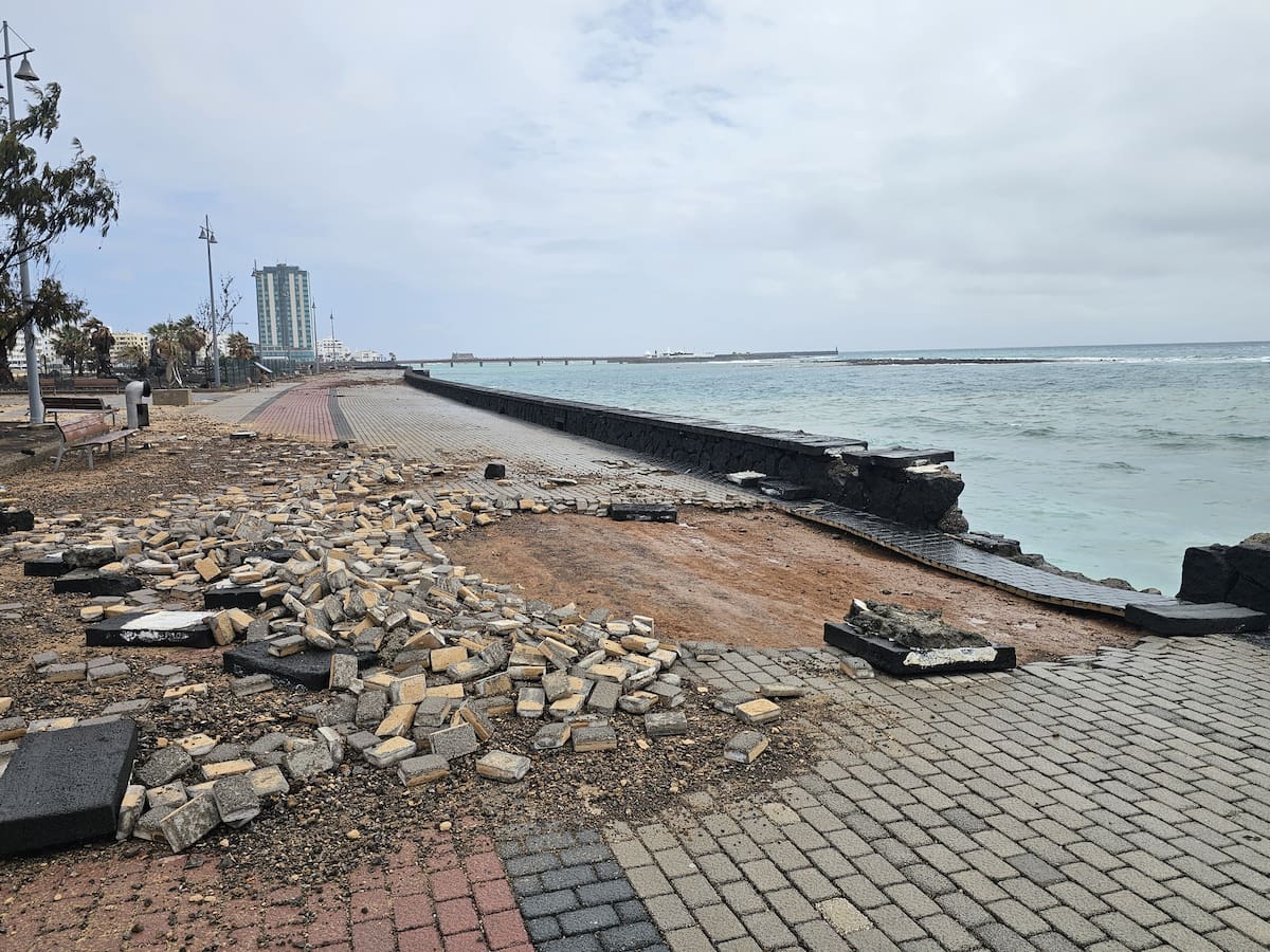 El mar "se comió" el muro del paseo costero del 'Parque Temático' de la capital de Lanzarote