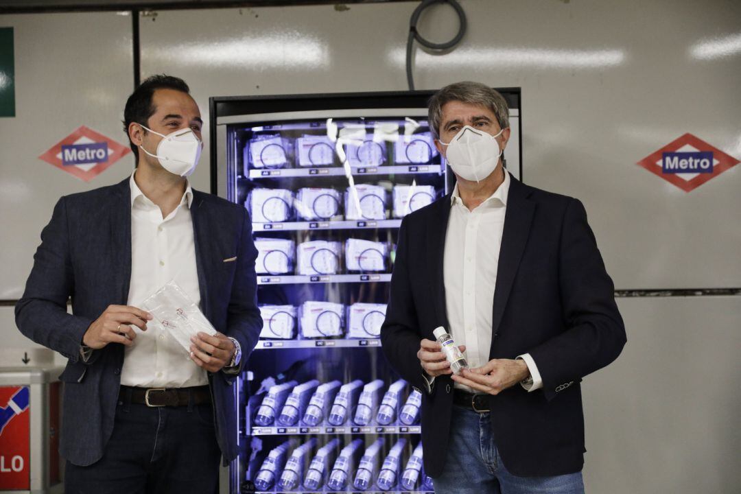 El vicepresidente, consejero de Deportes, Transparencia y portavoz del Gobierno de la Comunidad de Madrid, Ignacio Aguado, y el consejero de Transportes, Ángel Garrido, en una presentación en Metro.