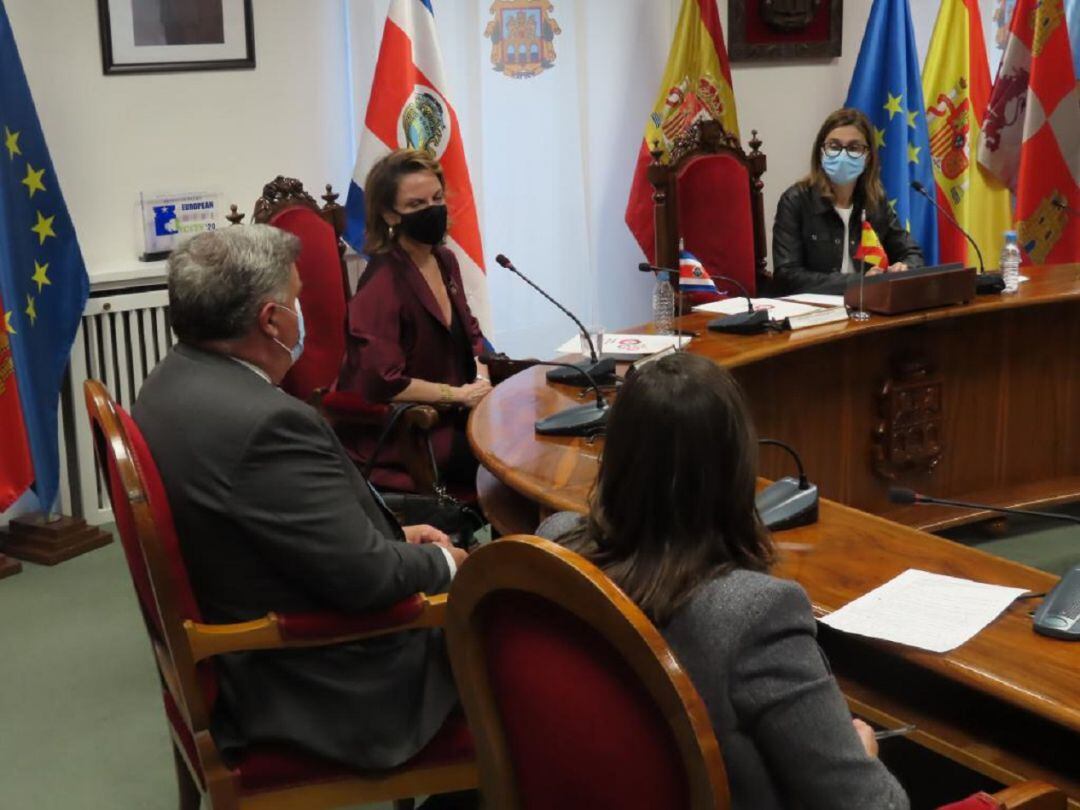 La embajadora de Costa Rica, presente en el Salón de Plenos