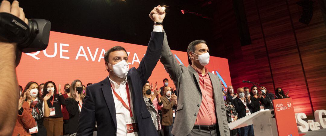 El secretario general del PSdeG, Valentín González Formoso (i), y el secretario general del PSOE y presidente del Gobierno, Pedro Sánchez, en la primera jornada del 14º Congreso del PSdeG