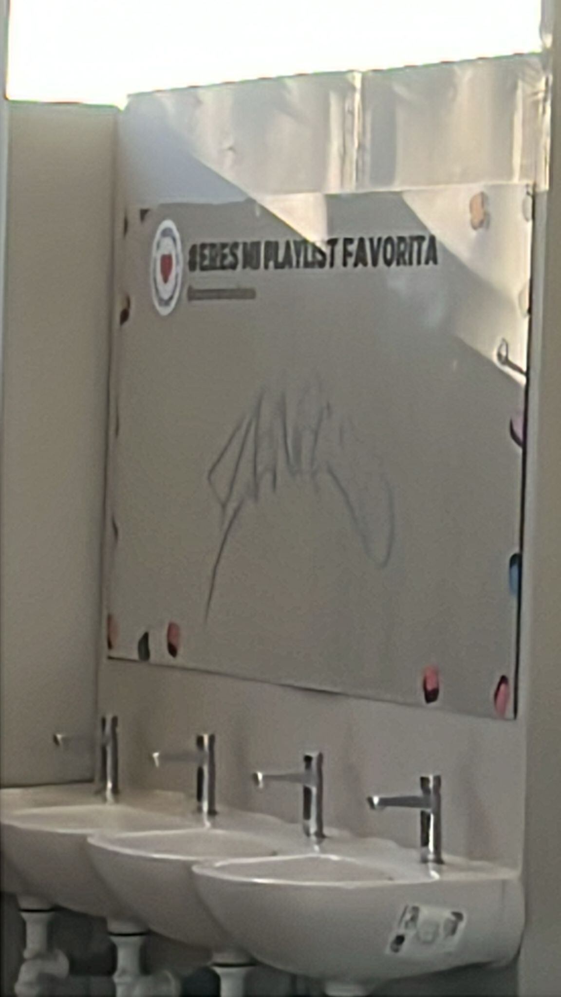 Pintadas en los aseos de El Picón