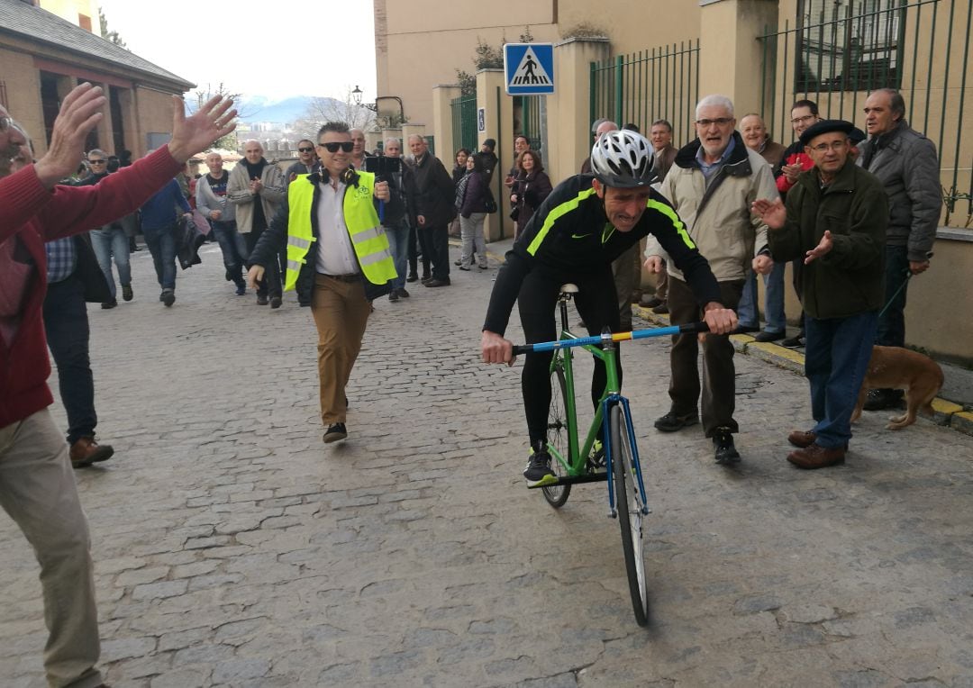 Julio Martín entrando en la meta de la Plaza del Seminario