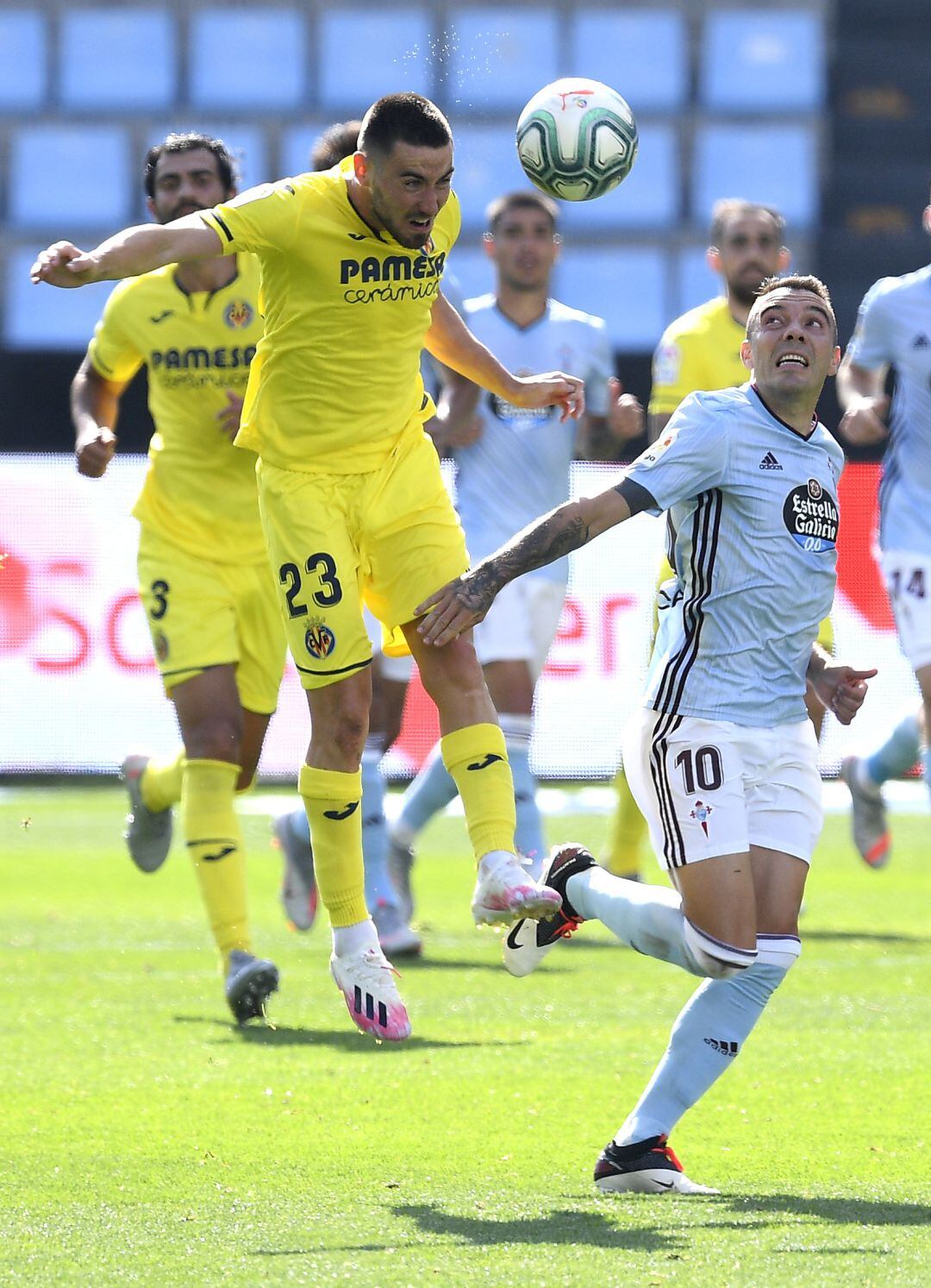 Moi Gómez controla un balón ante Aspas