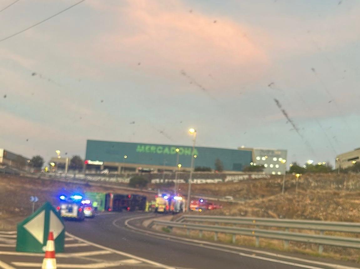 Vuelca un camión de grandes dimensiones en Tenerife