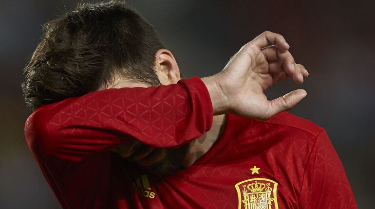 Gerard Piqué se lamenta durante un partido con la Selección