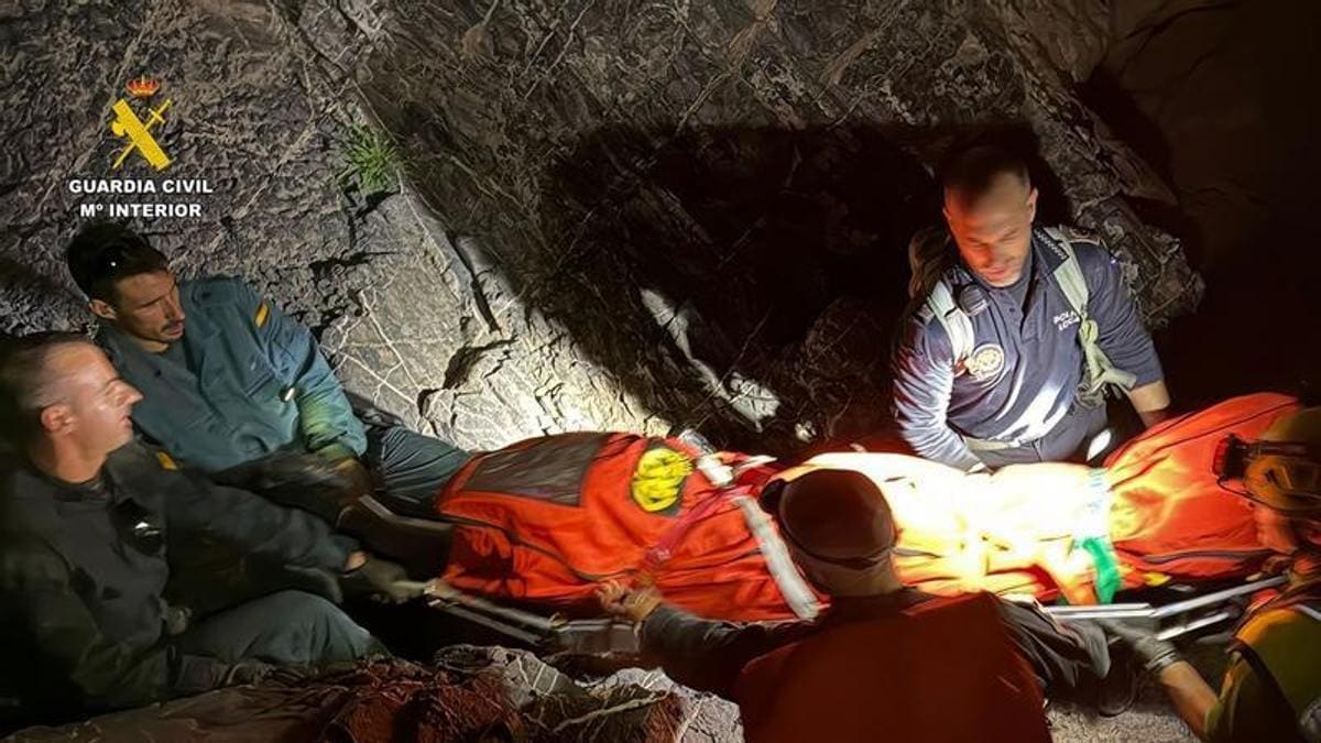 Bomberos de Elche participan en el rescate del cuerpo sin vida un senderista desaparecido en Albatera