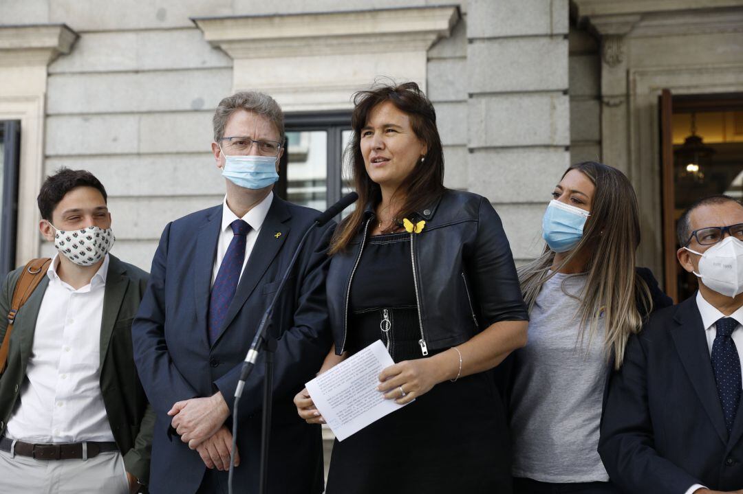 Laura Borràs compareix davant els mitjans rodejada dels diputats de JxCat
