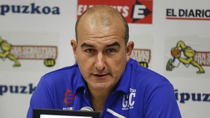 El entrenador del Gbc, Jaume Ponsarnau atiende a los periodistas en la sala de prensa de Ilunbe en la previa del partido ante el Barcelona.