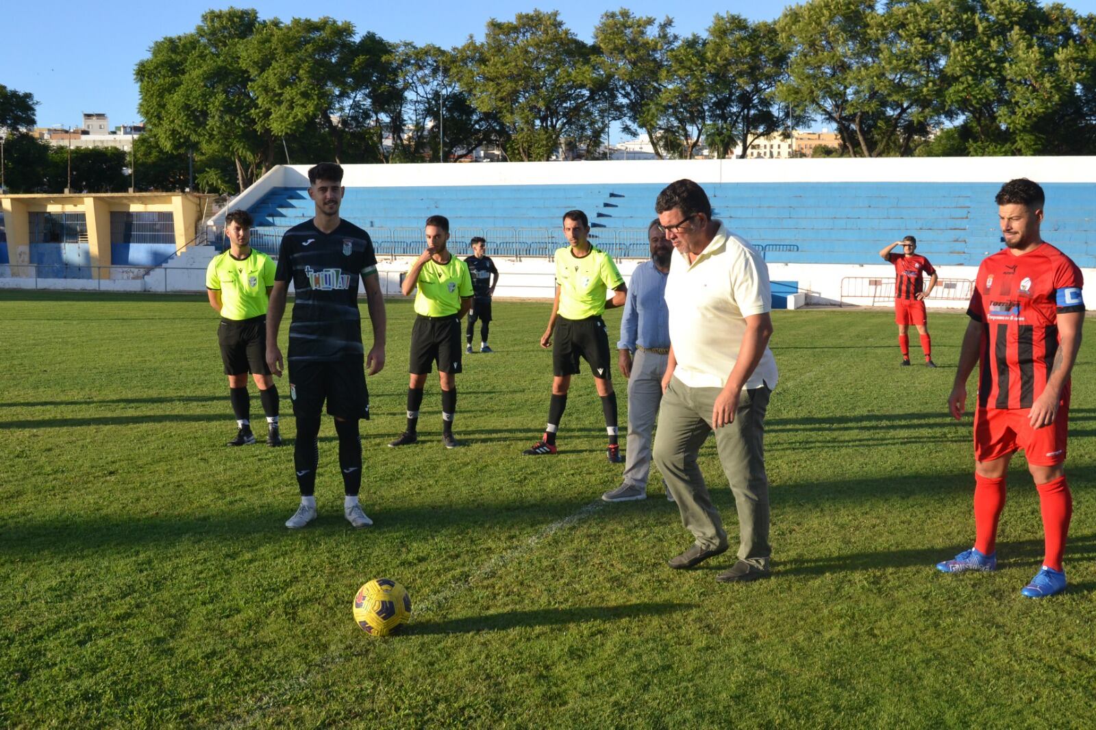 Antonio Moure hijo hacía el saque de honor