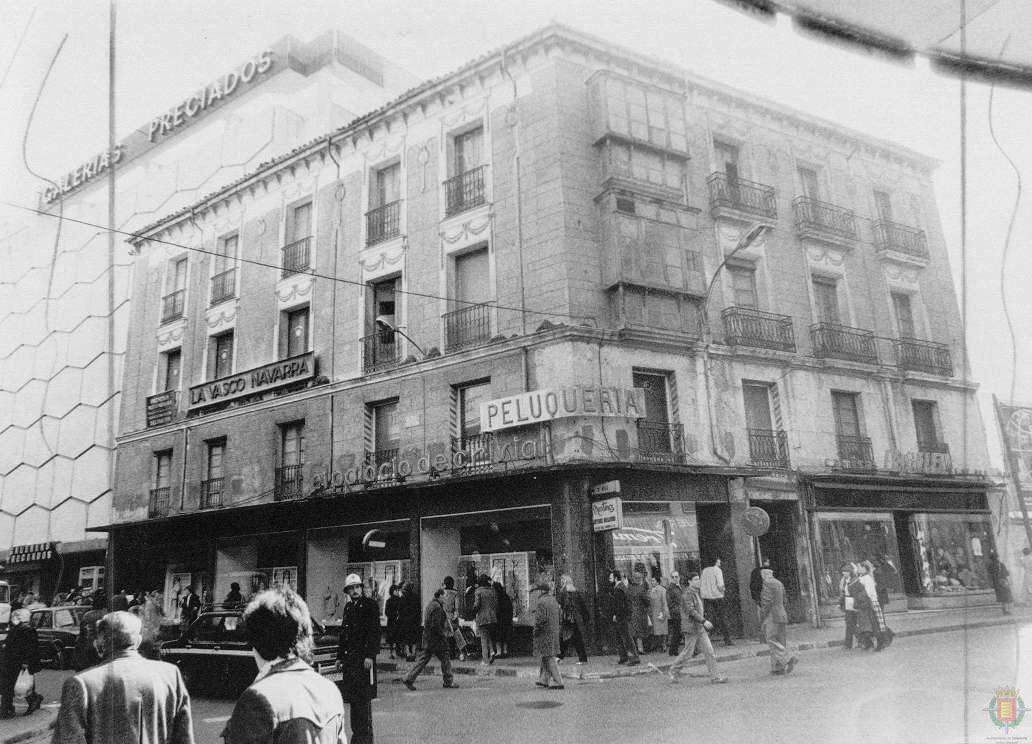 Fachada de Galerías Preciados con un edificio, ahora transformado, en la esquina de las calles Santiago y Constitución.