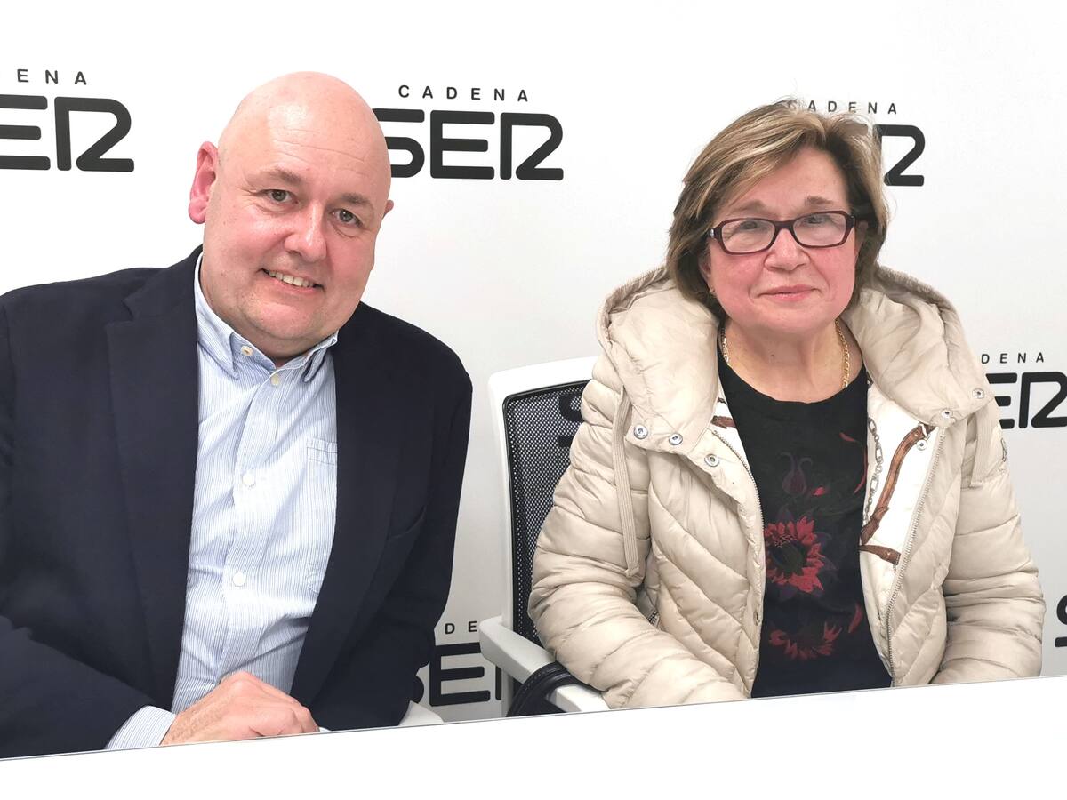 Isabel Victoria Garcés, Medalla de Oro del Colegio de Farmacéuticos de Alicante, y Andrés García Mongars, presidente del COFA, en Hoy por Hoy Alicante