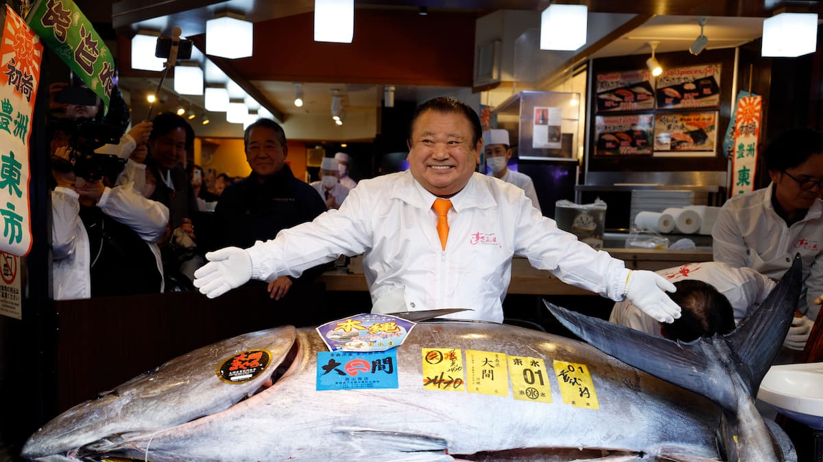 Una cadena de sushi paga una cifra récord de 2,7 millones de euros por un atún de 243 kilos