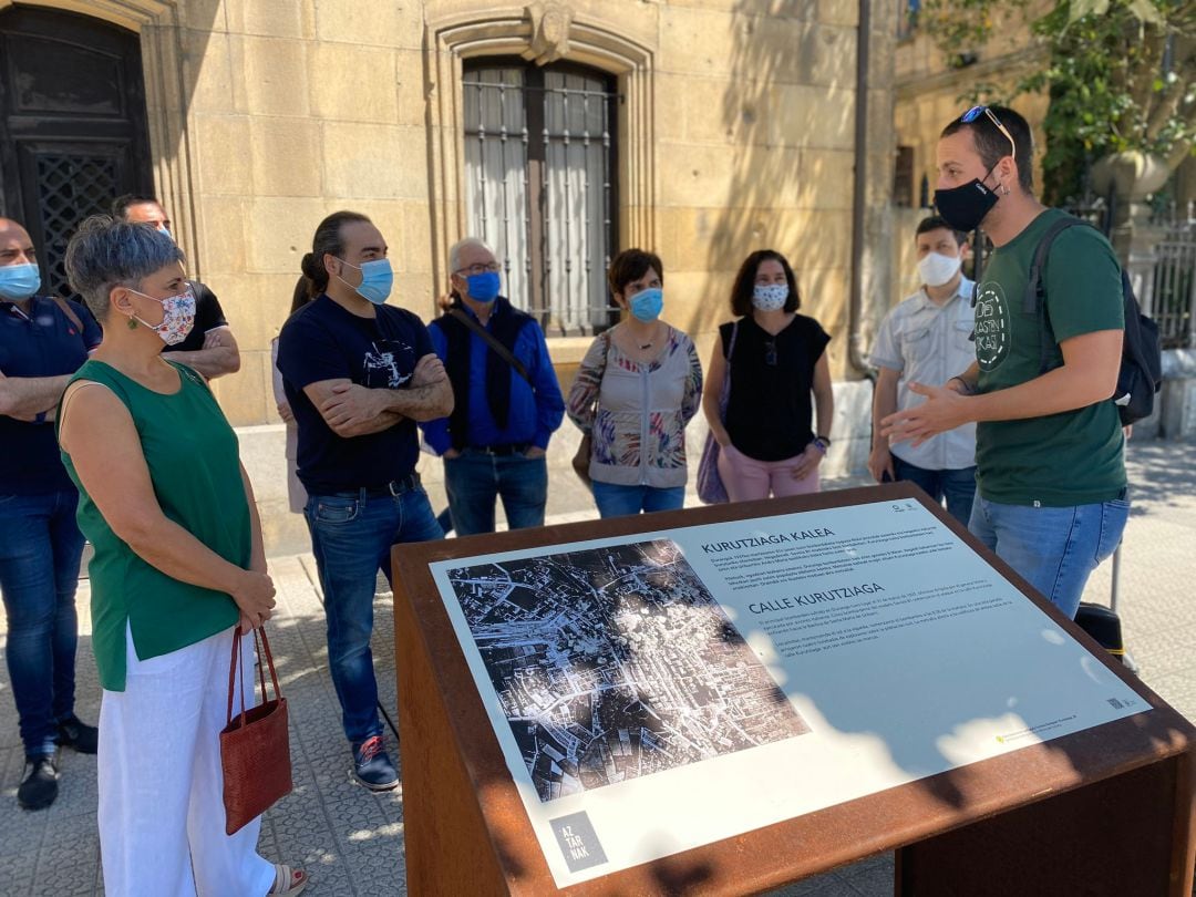 La alcaldesa junto a una de las placas