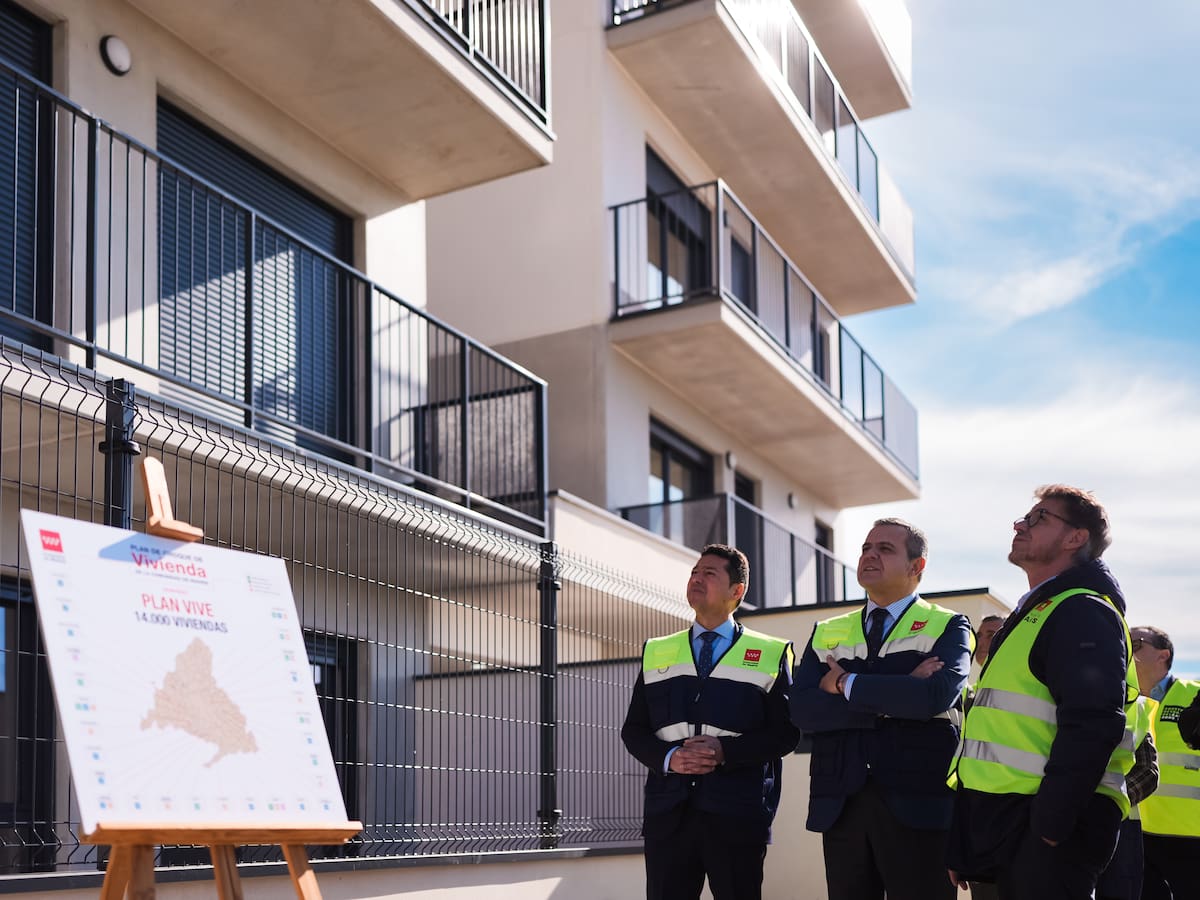 El consejero de Vivienda de la Comunidad de Madrid, Jorge Rodrigo, visita las obras del Plan VIVE en Humanes de Madrid