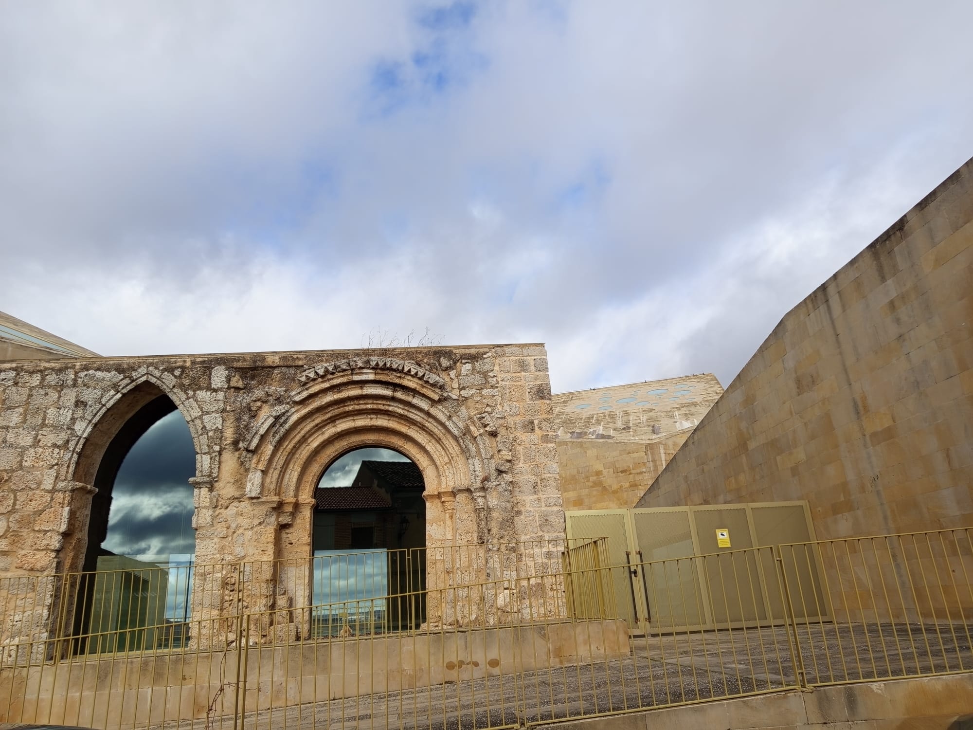 Mirador en los terrenos del Consejo Regulador pendiente de la resolución de un litigio con la constructora