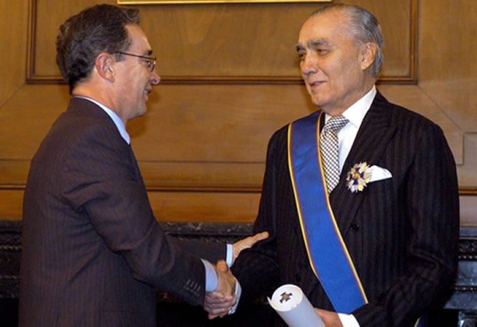 Julio Santo Domingo recibe en 2004 la Orden de Boyacá en el grado de Gran Cruz de manos del entonces presidente de Colombia, Álvaro Uribe