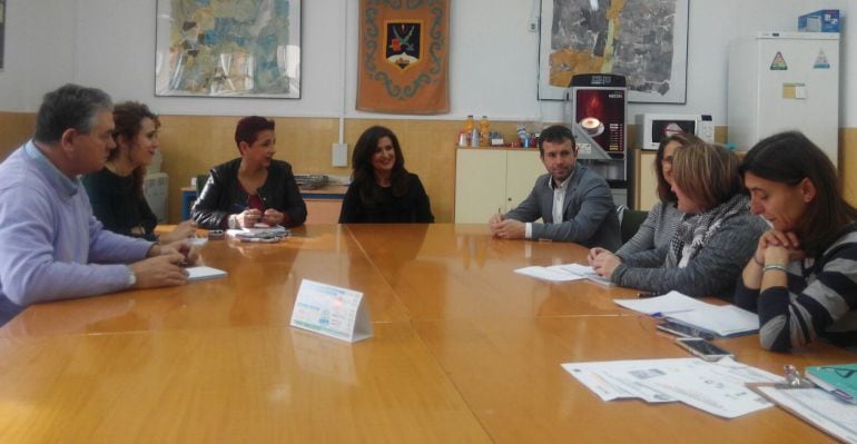 La delegada de Educación, Yolanda Caballero, en el centro, junto a miembros del colegio &#039;Alcalá Wenceslada&#039;.