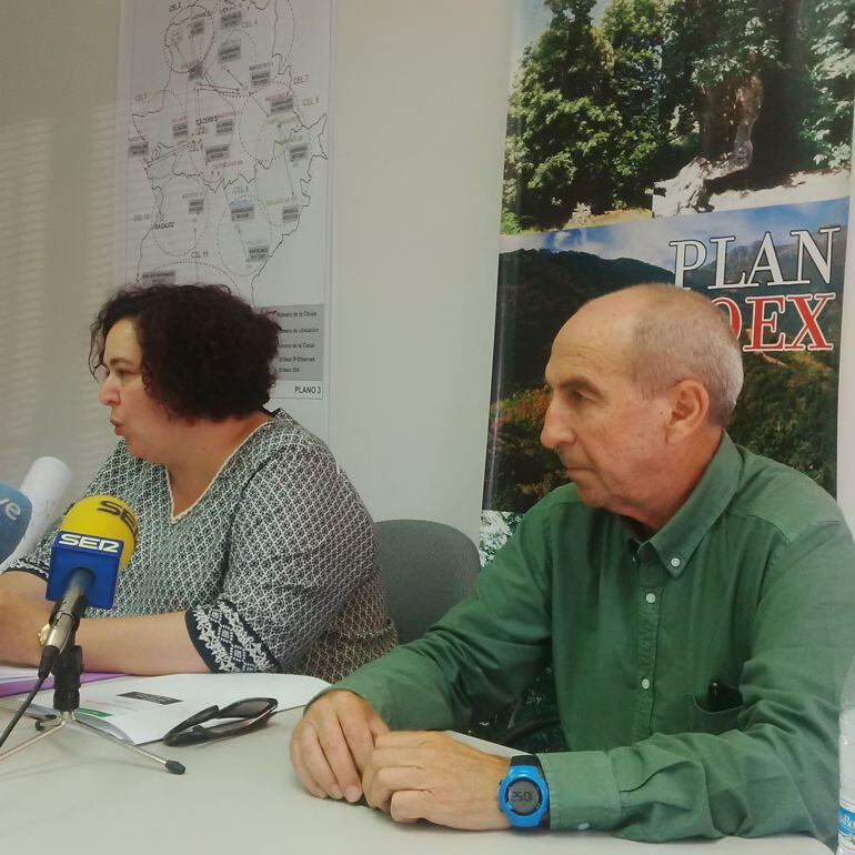 La consejera Begoña García Bernal y el director del Plan INFOEX Juan Carlos Gómez Roldan presentan el dispositivo del lucha contra incendios de este verano en Extremadura.