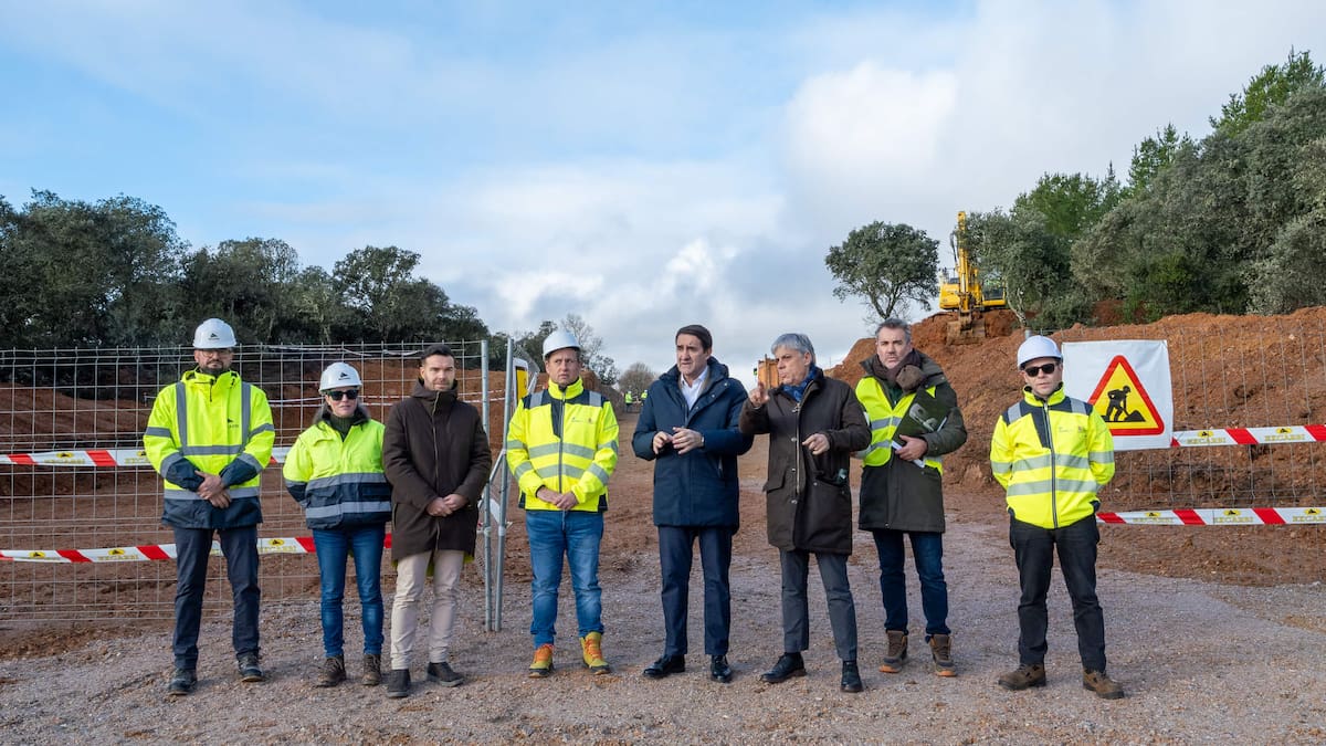 El consejero de Medio Ambiente supervisa las obras de nuevos accesos al polígono industrial del Bayo