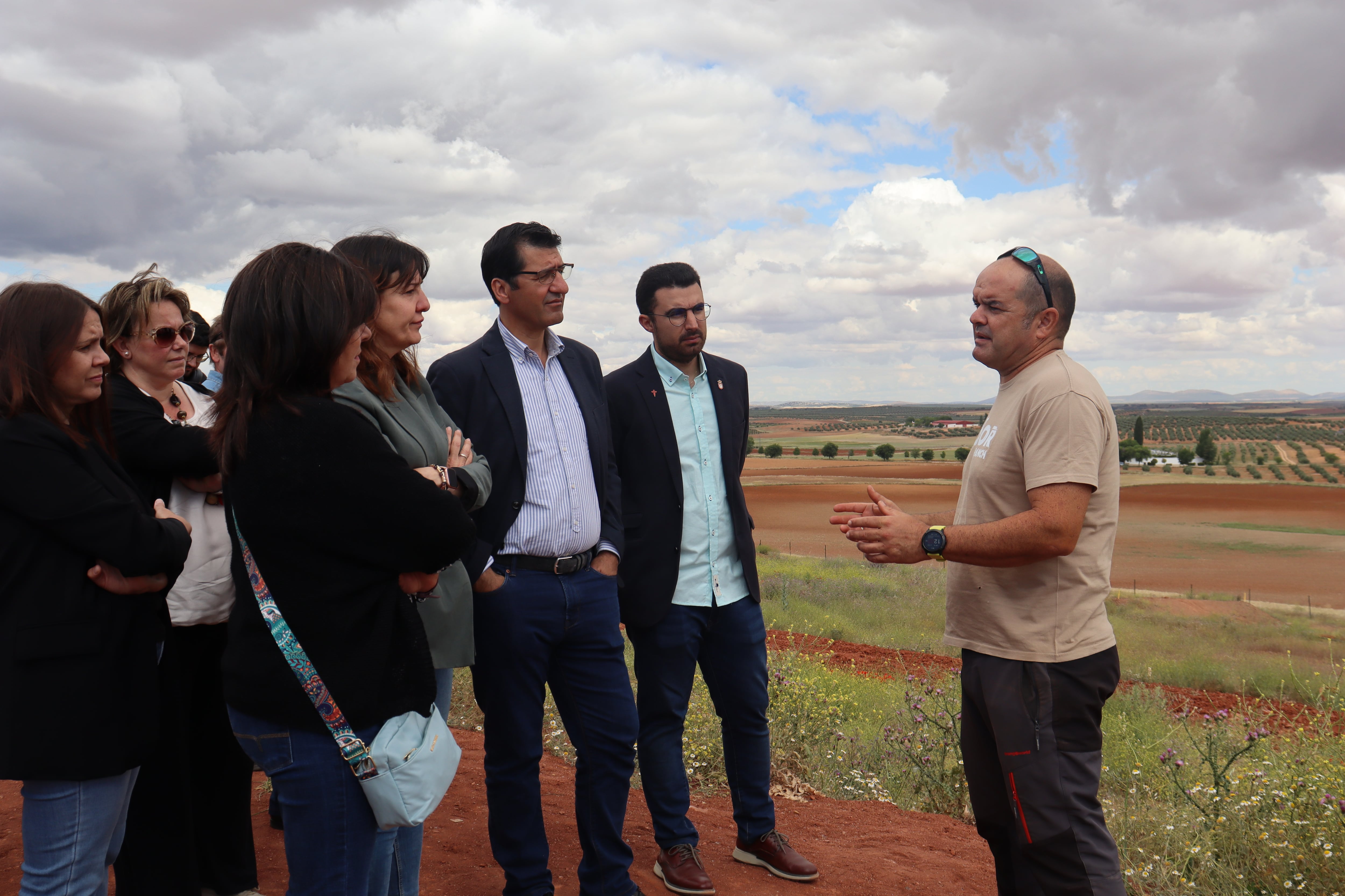 Foto de autoridades durante la visita