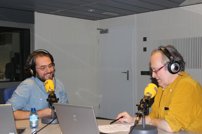 El presentador de televisión, Màxim Huerta, junto a Diego Manrique en &#039;La banda sonora&#039; de &#039;Hoy por hoy&#039;.