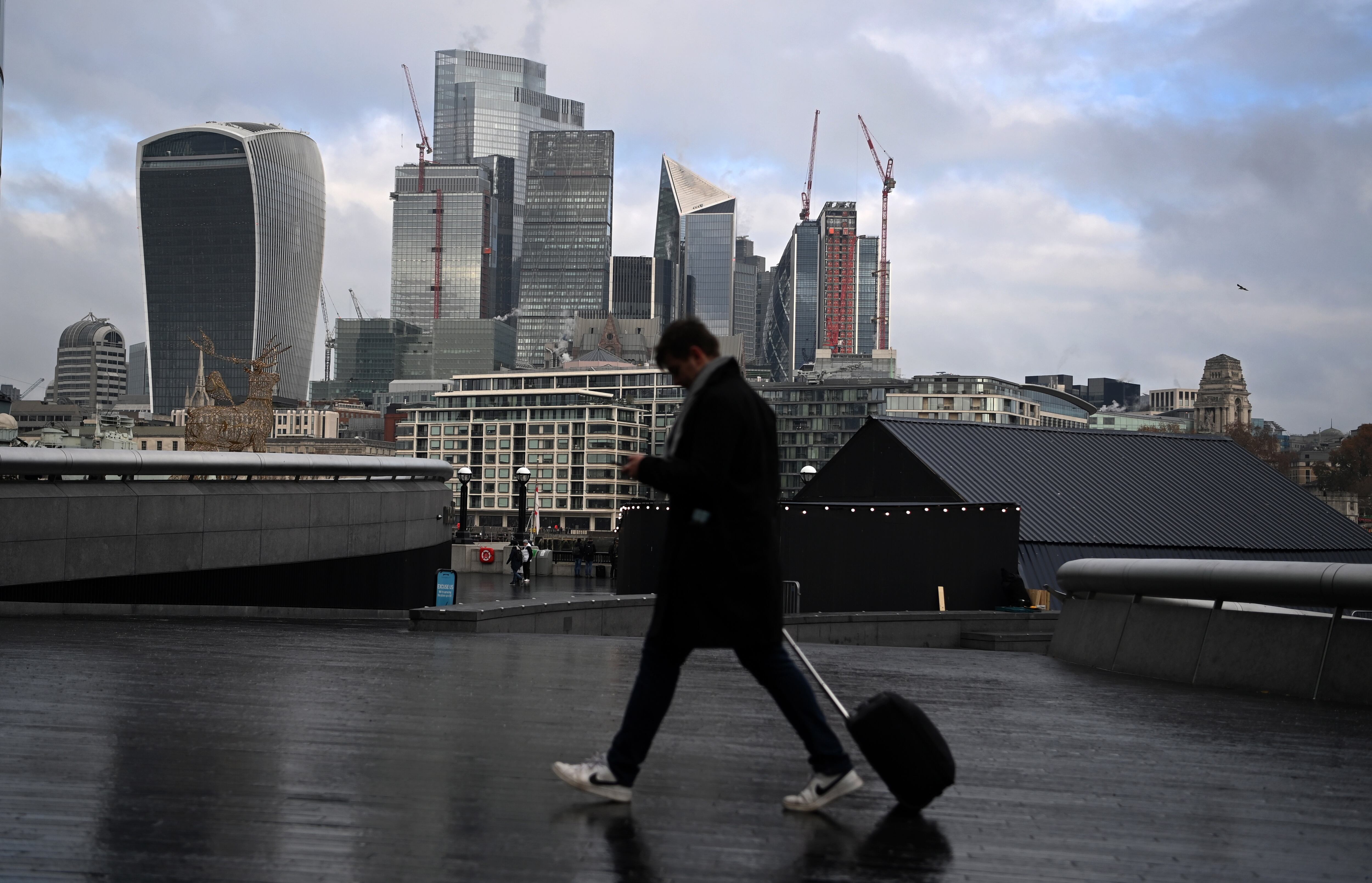 Un ciudadano camina por el corazón de la zona financiera de Londres.  Archivo.