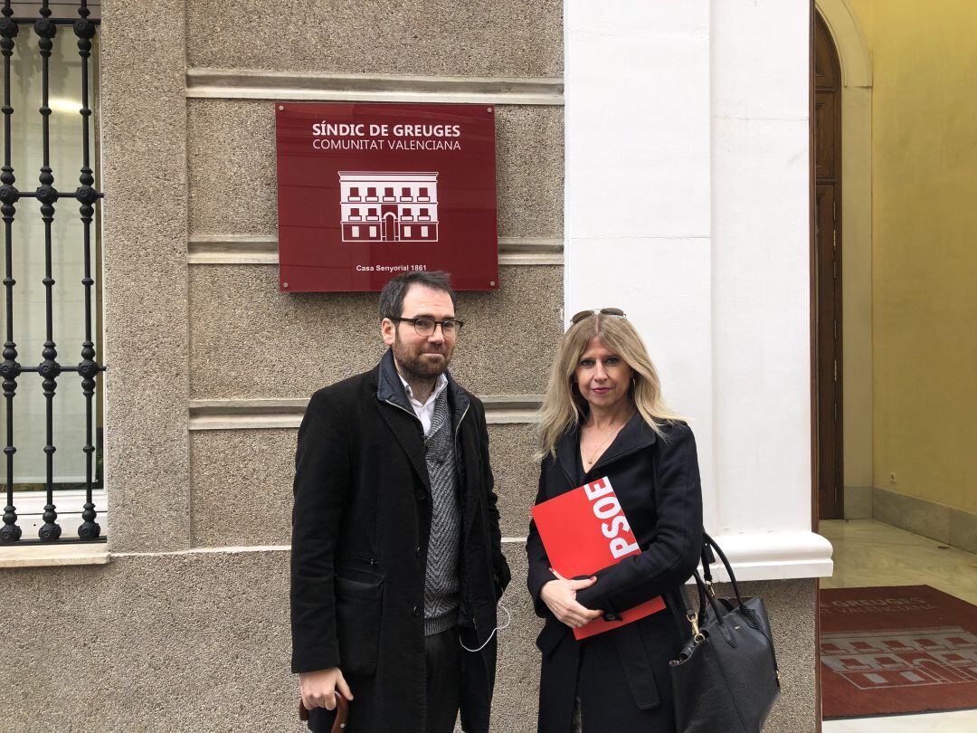 La portavoz socialista junto con el abogado del grupo municipal, Pedro Boj, a las puertas del Síndic de Greuges