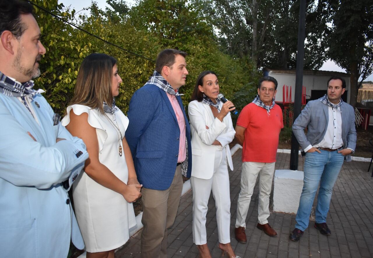 Presentación de Carlos Lillo, como candidato a Pandorgo, junto a la alcaldesa, Eva María Masías, entre otros representantes de la Hermandad de Pandorgos