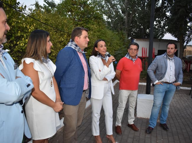 Presentación de Carlos Lillo, como candidato a Pandorgo, junto a la alcaldesa, Eva María Masías, entre otros representantes de la Hermandad de Pandorgos